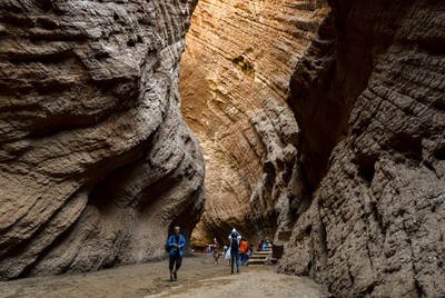 自然の力が刻んだ絶景 新彊ウイグル・クチャ県天山大渓谷