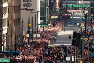 スーパーボウル優勝のブロンコスが凱旋パレード