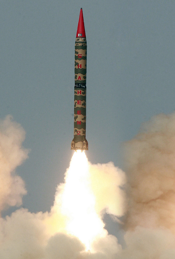 パキスタン、中距離弾道ミサイルの発射実験に成功