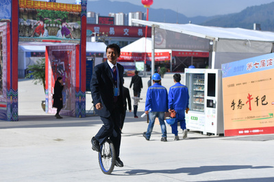 一輪車が仕事の「足」です　中国・雲南の公務員