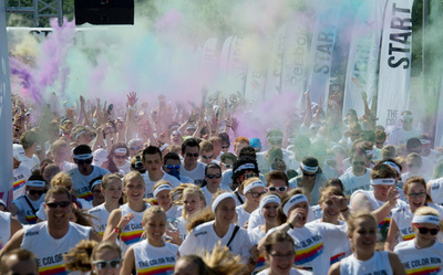 粉まみれで走るマラソン大会開催、ドイツ・ハノーバー