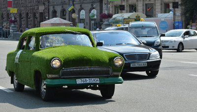 街中を走る「芝生の車」、ウクライナ