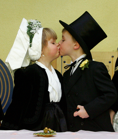 冬の終わりを祝う、子どもの模擬結婚式