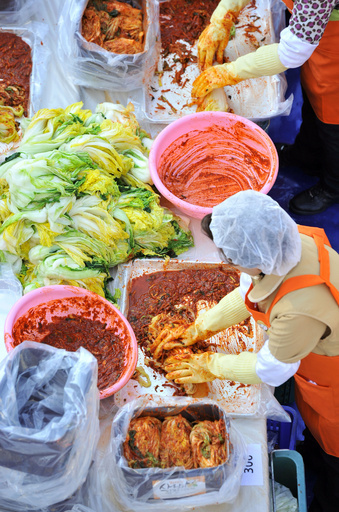 冬間近、2000人がキムチ作り 韓国