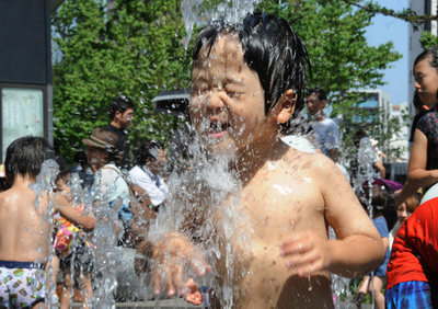 都内で35度超える猛暑、子供たちが元気に水遊び