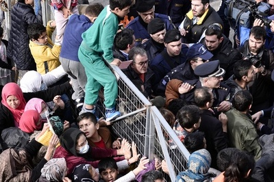 「老朽化したスタジアムには住めない」難民が移民相の視察を妨害、ギリシャ