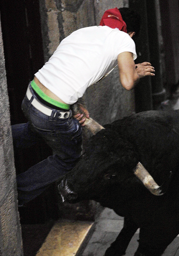 スペインの牛追い祭りで負傷者