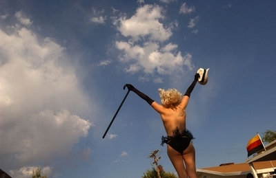 元妻のストリップ行為、慰謝料不払いの理由にはならず イスラエル