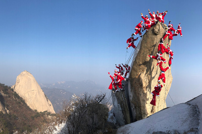 サンタ姿で登山の安全祈願 韓国・北漢山
