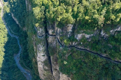 中国重慶の山奥 約4000メートルの断崖水路が撮影やハイキングのスポットに