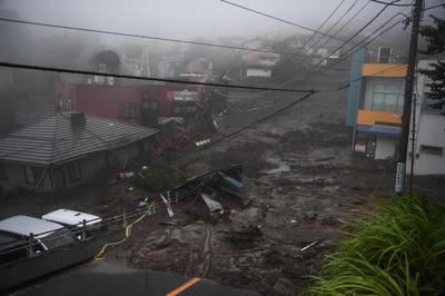 熱海で土石流、2人心肺停止 約20人の安否不明