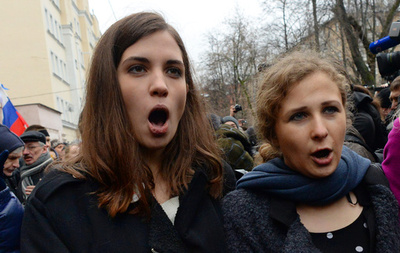 食事中のプッシー・ライオット、暴漢集団に襲われる