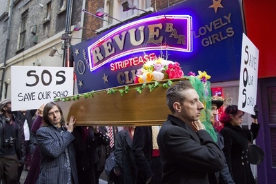 ロンドン中心部で葬送行列、伝説のキャバレー閉店で抗議 英