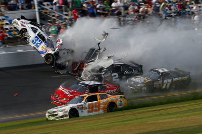 NASCARでクラッシュ、フェンス破損で観客が負傷