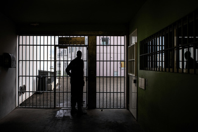 イタリアの刑務官10人、チュニジア人受刑者暴行で訴追