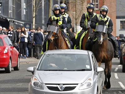 警察の馬にハンバーガー投げつけ、逮捕のファンに罰金