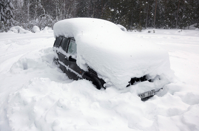 雪に埋もれた車内で2か月、男性を救出 スウェーデン