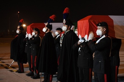 イタリアの駐コンゴ大使、無言の帰国 襲撃事件で死亡