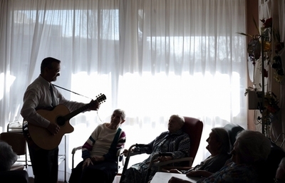 「認知症患者は皮肉が分からない」、診断に活用の可能性も