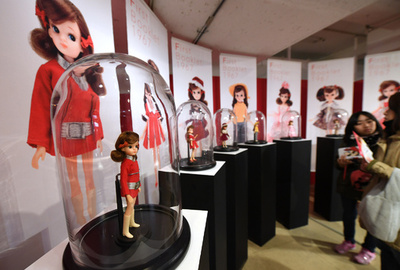 リカちゃんが50歳!? 女子の夢を体現し半世紀　東京で企画展