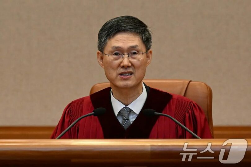 憲法裁判所所長権限代行を務めたムン・ヒョンベ氏(c)news1