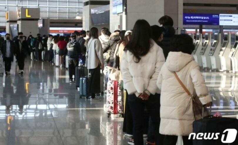 仁川空港から日本に向かうため搭乗手続きに並ぶ乗客(c)news1