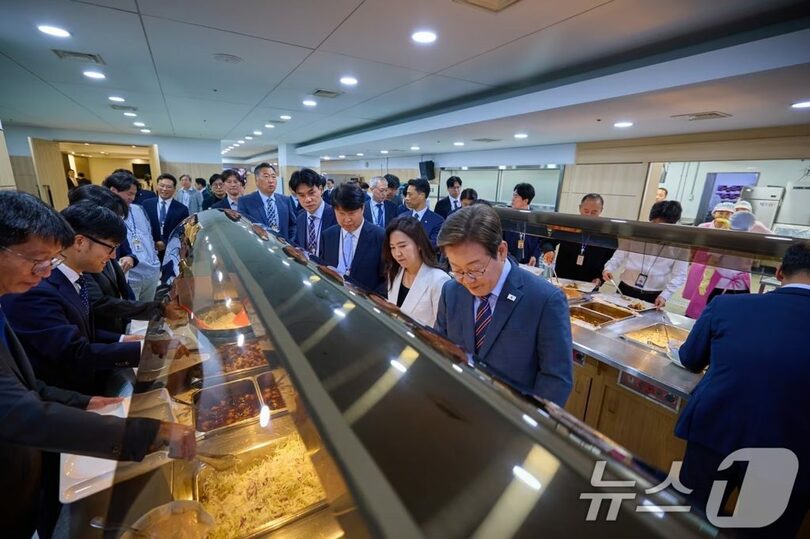 2025年6月12日、ソウル龍山の大統領室食堂で食事を盛るイ・ジェミョン（李在明）大統領＝大統領SNS(c)news1