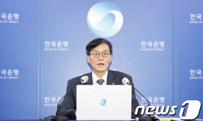 13日、ソウルの韓国銀行で開かれた記者懇談会で基準金利引き上げなどを説明する韓国銀行のイ・チャンヨン総裁（写真共同取材団）(c)news1