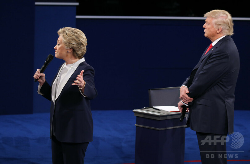 トランプ氏がすぐ背後に… クリントン氏、討論会での「奇行」語る