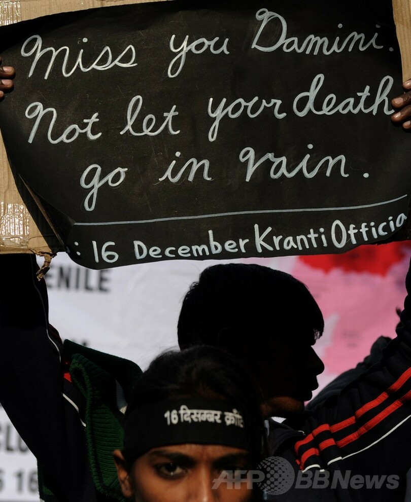 印女性集団暴行死事件から１年、各地で追悼