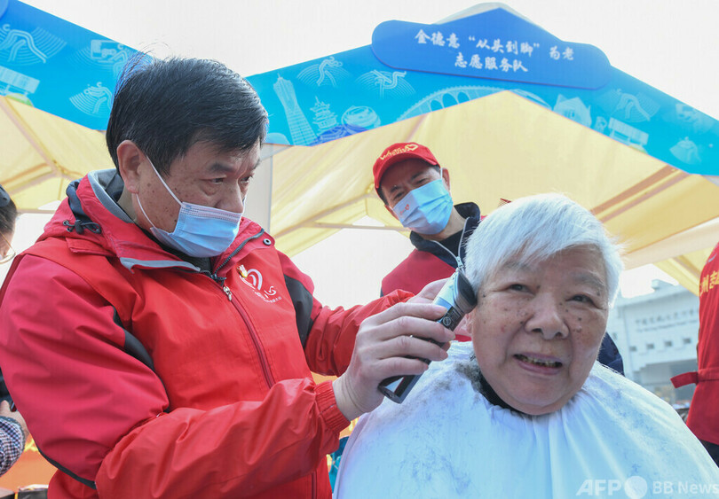 中国で今も息づく「雷鋒精神」 長寿社会のボランティア活動