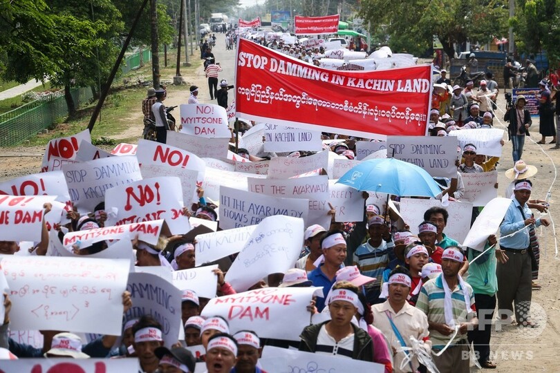 中国支援の巨大ダム、建設再開の動きに数千人が抗議 ミャンマー