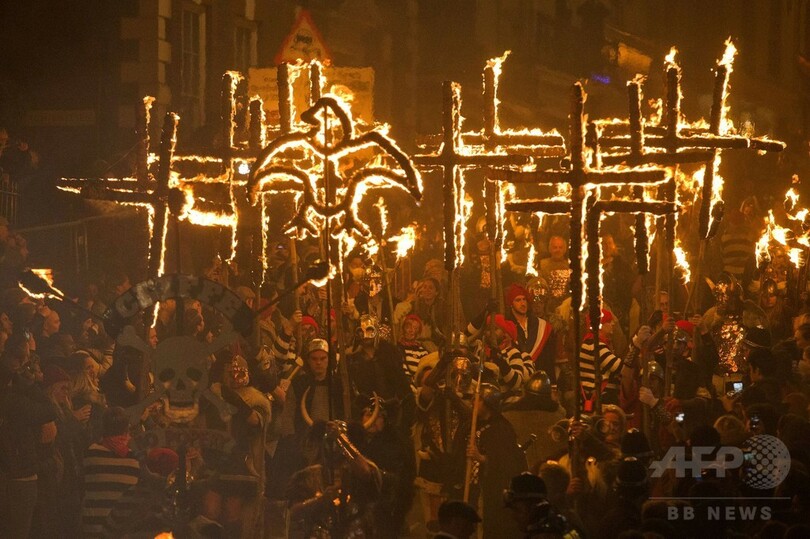 英「ボンファイア・ナイト」、プーチン露大統領の人形燃やす