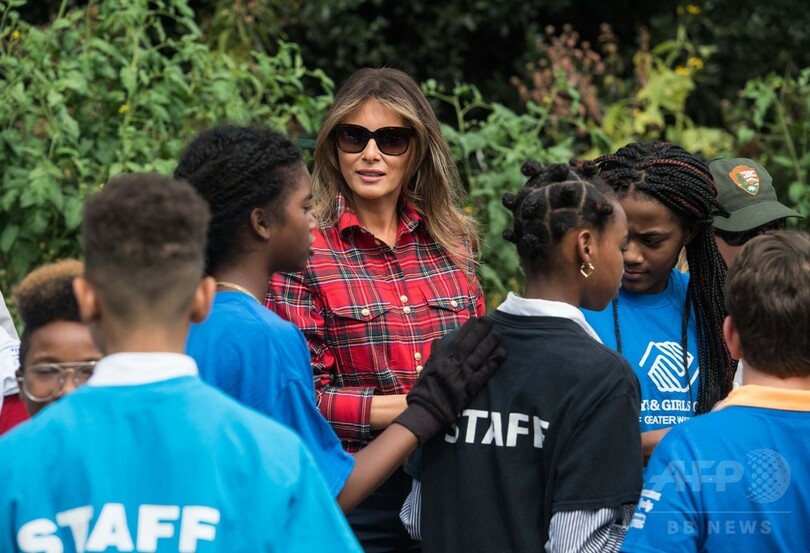 トランプ夫人、オバマ夫人の菜園で野菜収穫