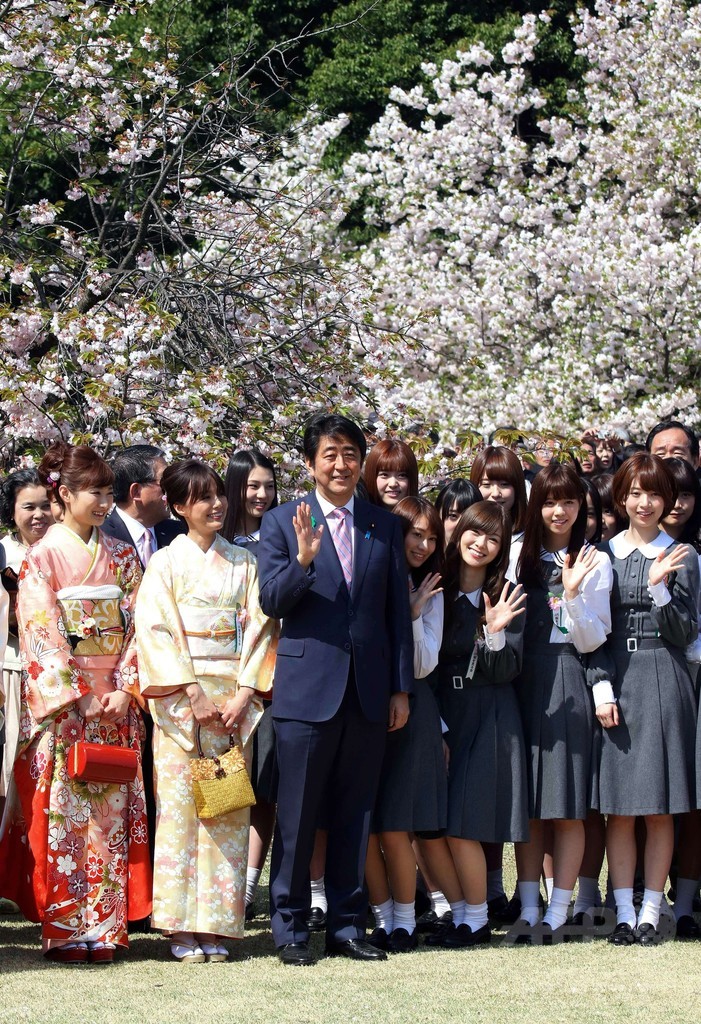 安倍首相、桜を見る会で著名人らと歓談