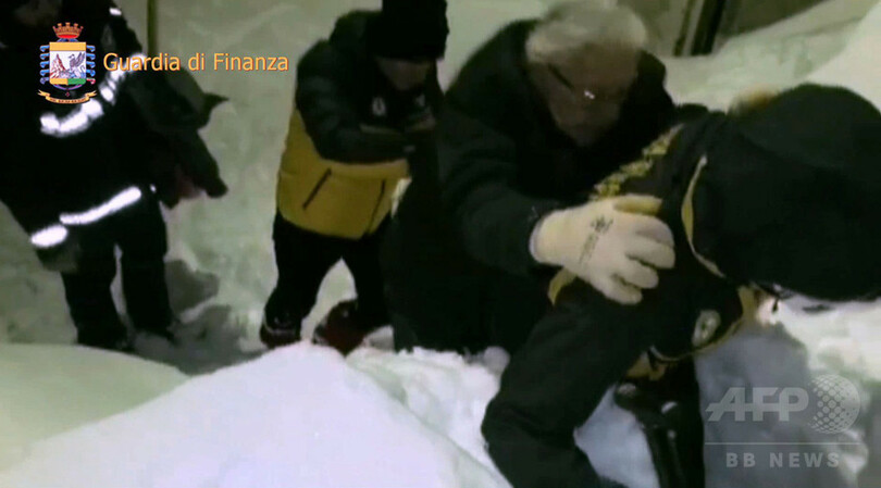 雪崩がホテルを直撃、25人死亡の恐れ 地震頻発の伊中部