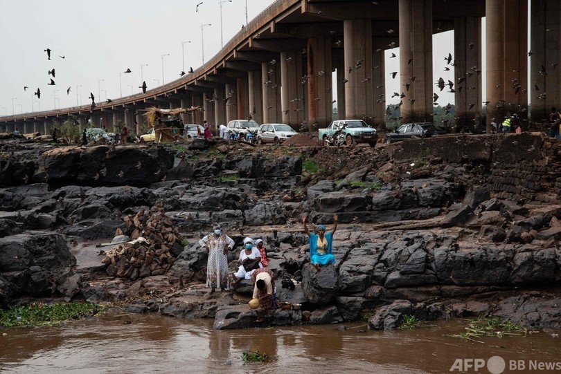「中国橋」の下には精霊が…いけにえをささげる人々 マリ