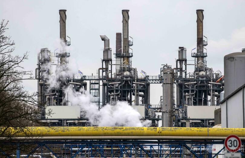 ロシア最大級製油所に無人機攻撃 前線から1400キロ 