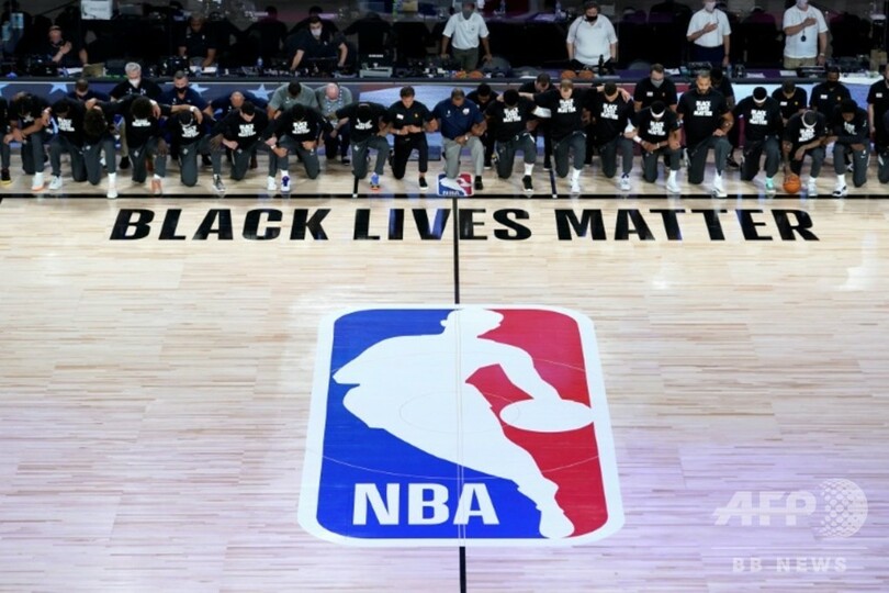 NBAが隔離環境下で再開、選手は試合前の国歌演奏で膝つき