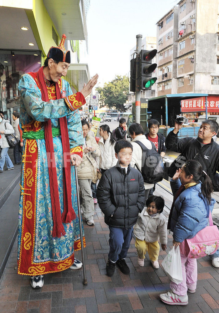 国際ニュース：AFPBB News世界一の長身男性、香港のショッピングモールに登場
