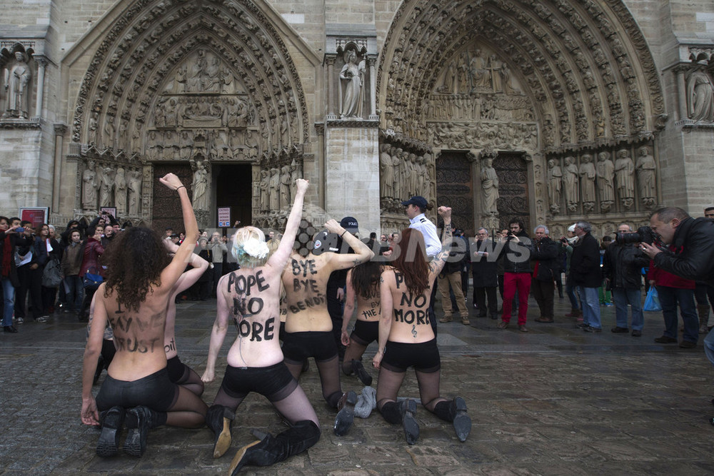 ノートルダム大聖堂でトップレスのデモ、仏パリ 写真32枚 国際ニュース：afpbb News