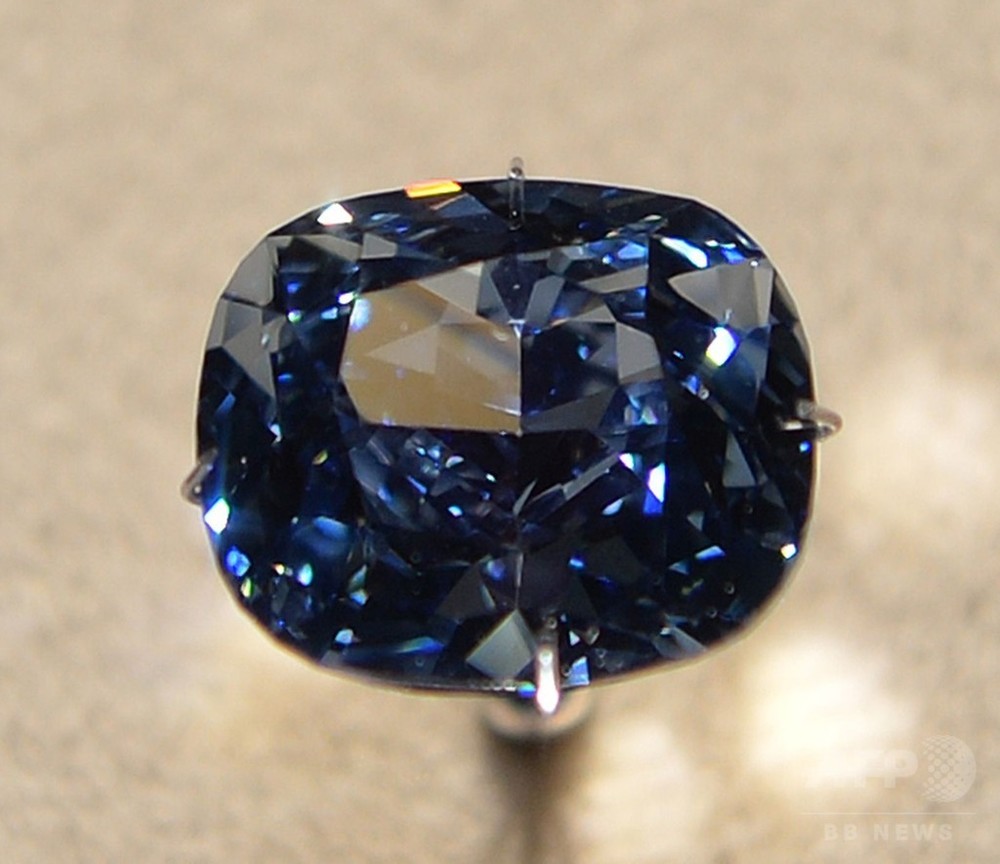世界最大級のブルーダイヤ 「ブルームーン」、LAで公開 写真4枚 国際 