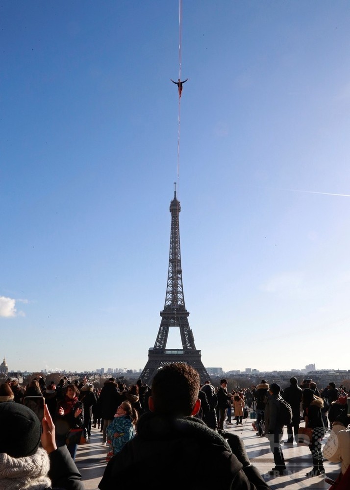 エッフェル塔を背に綱渡り、仏パリ 写真9枚 国際ニュース：AFPBB News