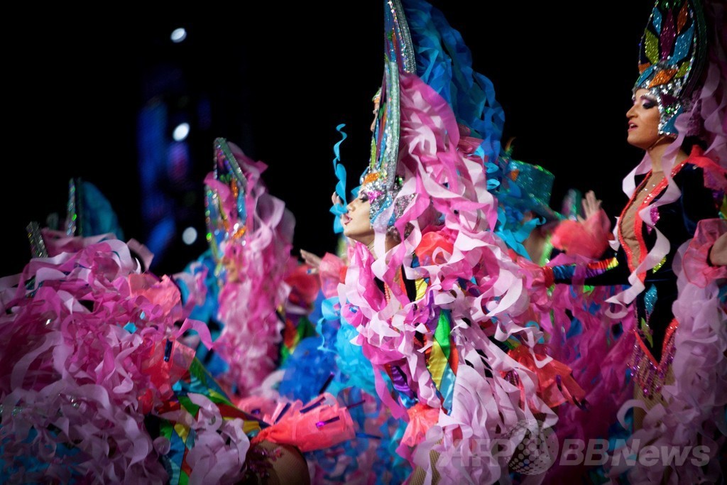 カナリア諸島のカーニバル、華やかなダンサーら競演