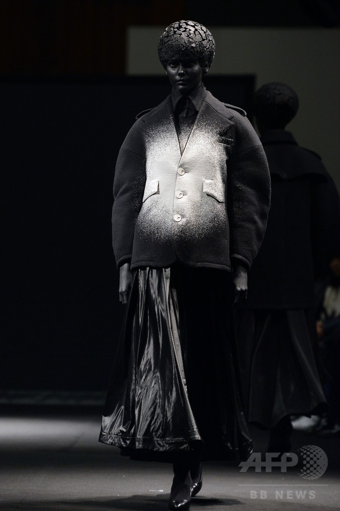 紫外線で浮かびあがる柄など「LIGHT」をテーマに、「アンリアレイジ」15/16秋冬