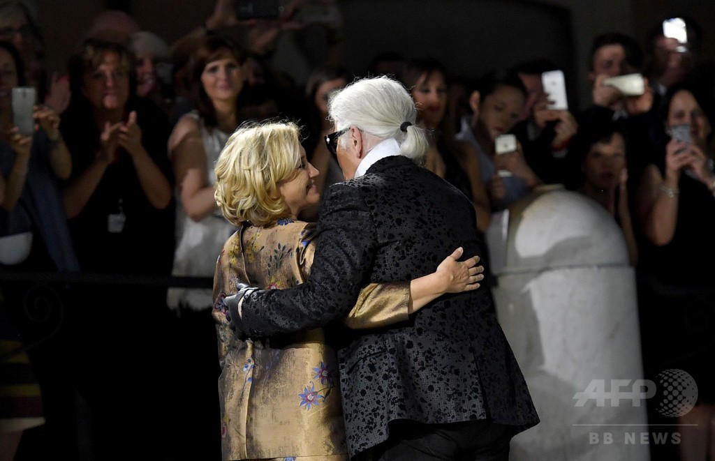 「フェンディ」90周年、トレビの泉でファッションショー開催