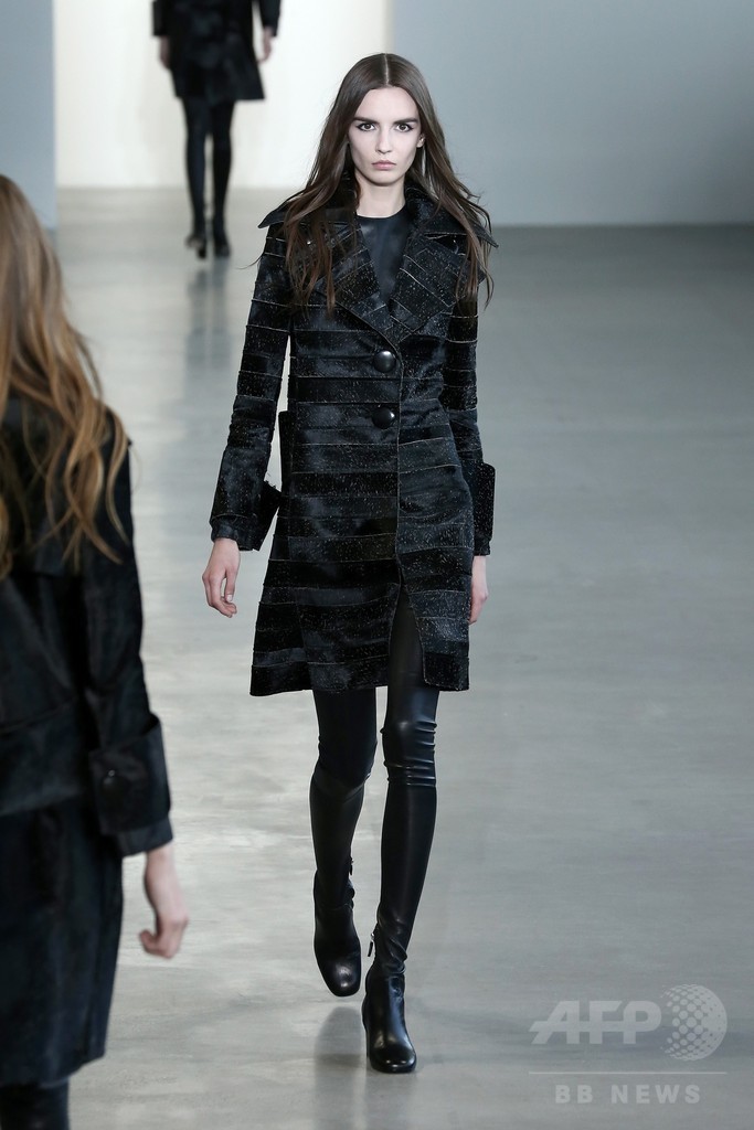 フェミニンさを併せ持つ強い女性をイメージ、「カルバン クライン コレクション」15/16年秋冬