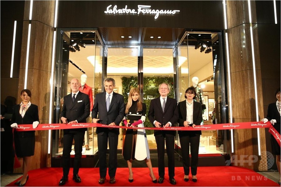 「サルヴァトーレ フェラガモ」銀座本店リニューアル、ローラが祝福