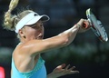 テニス、ドバイ・テニス選手権、女子シングルス準決勝。リターンを狙うカロリーネ・ボズニアツキ（2015年2月20日撮影）。(c)AFP/KARIM SAHIB
