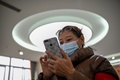 中国南西部の成都で行われたモバイル講習会に参加する女性（2020年11月30日撮影）。(c)NOEL CELIS / AFP